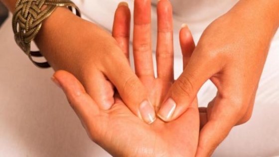 علاج الآلام بالضغط على راحة اليد