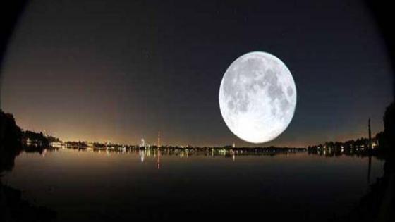 تفسير حلم هبوط القمر على الأرض في المنام