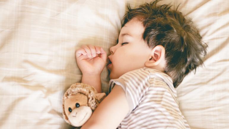 علاج عدم نوم الطفل بطرق سريعة