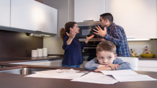 العلاقة بين الوالدين والطفل