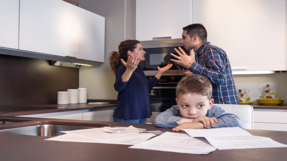 العلاقة بين الوالدين والطفل