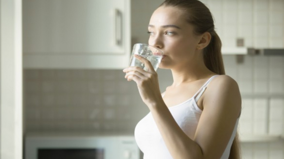 شرب الماء الساخن