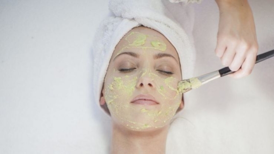 قناع الزبادي وماء الورد