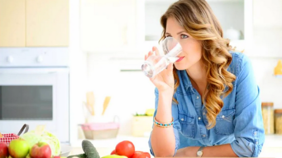 شرب الماء أثناء الأكل