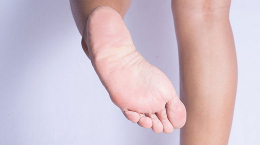 العلاجات المنزلية للتخلص من تشقق القدمين بسرعة