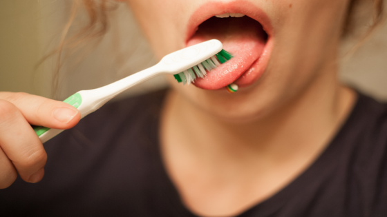 تنظيف اللسان