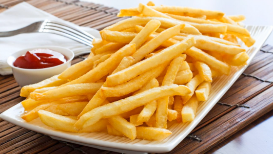 تناول البطاطس المقلية