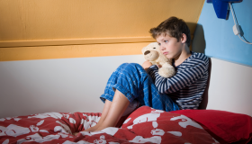 أسباب سلس البول المفاجئ عند الأطفال وطرق العلاج