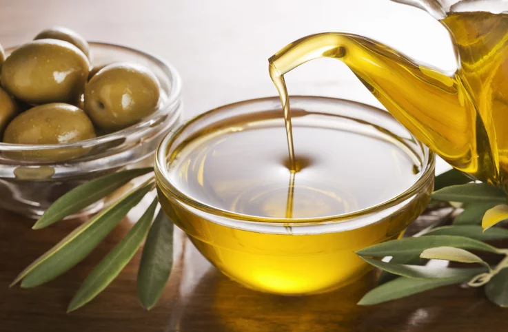 إزالة السواد تحت الإبط بزيت الزيتون إزالة السواد تحت الإبط