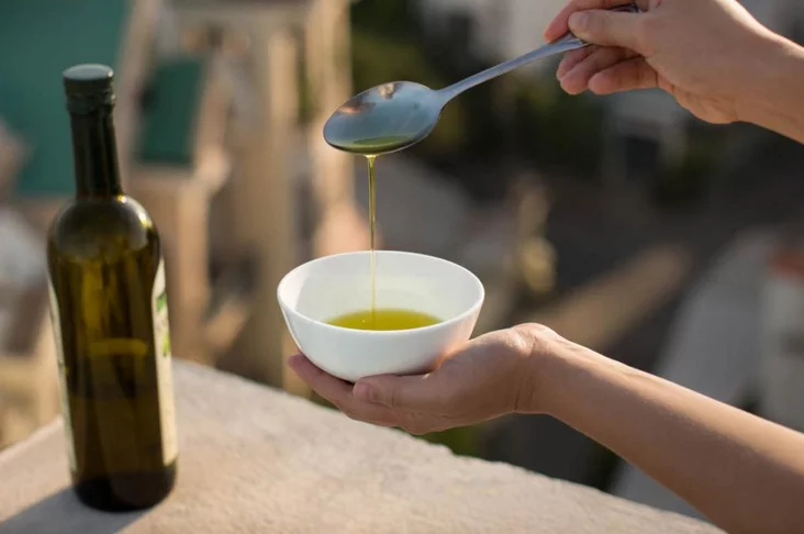 إزالة السواد تحت الإبط بزيت الزيتون إزالة السواد تحت الإبط