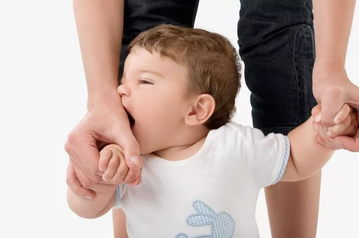 سبب وعلاج عض الأطفال عض الأطفال