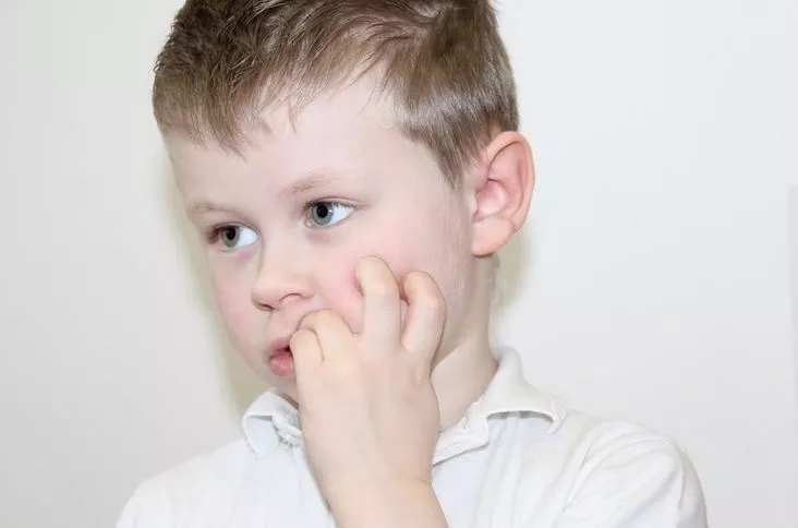 سبب وعلاج عض الأطفال عض الأطفال