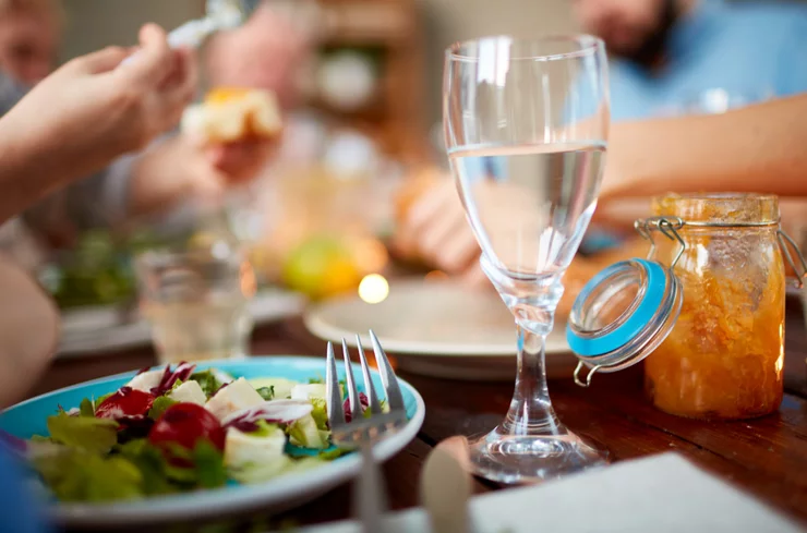 شرب الماء أثناء الأكل