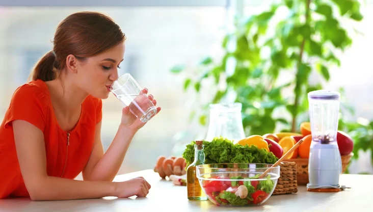 شرب الماء أثناء الأكل