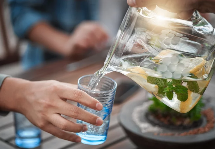 شرب الماء أثناء الأكل