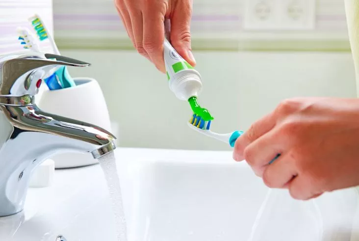 هل يجب أن تغسل فمك بعد تفريش أسنانك؟ تغسل فمك