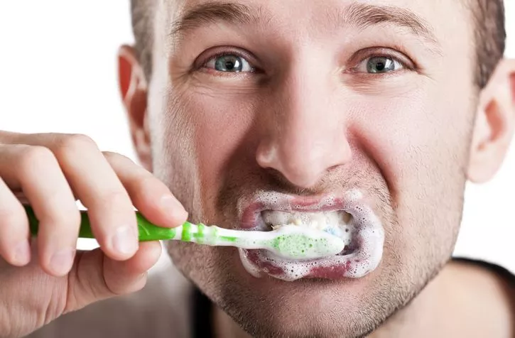 هل يجب أن تغسل فمك بعد تفريش أسنانك؟ تغسل فمك